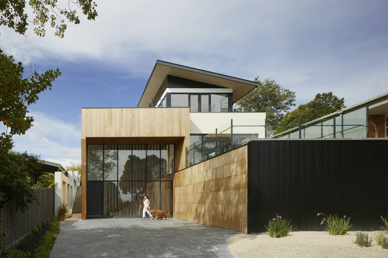 Photo: Finished house, front facade in brick and plaster
